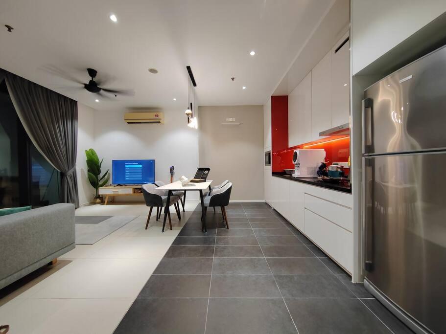 Arcoris Mont Kiara 7# Premium 2-bedroom With Balcony #1-4 Pax *