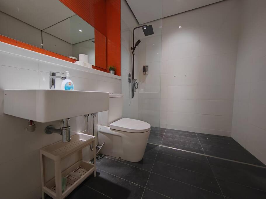 Pangsapuri Arcoris Mont Kiara 7# Premium 2-bedroom With Balcony #1-4 Pax