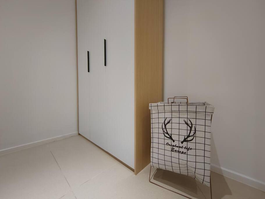 Pangsapuri Arcoris Mont Kiara 7# Premium 2-bedroom With Balcony #1-4 Pax Kuala Lumpur