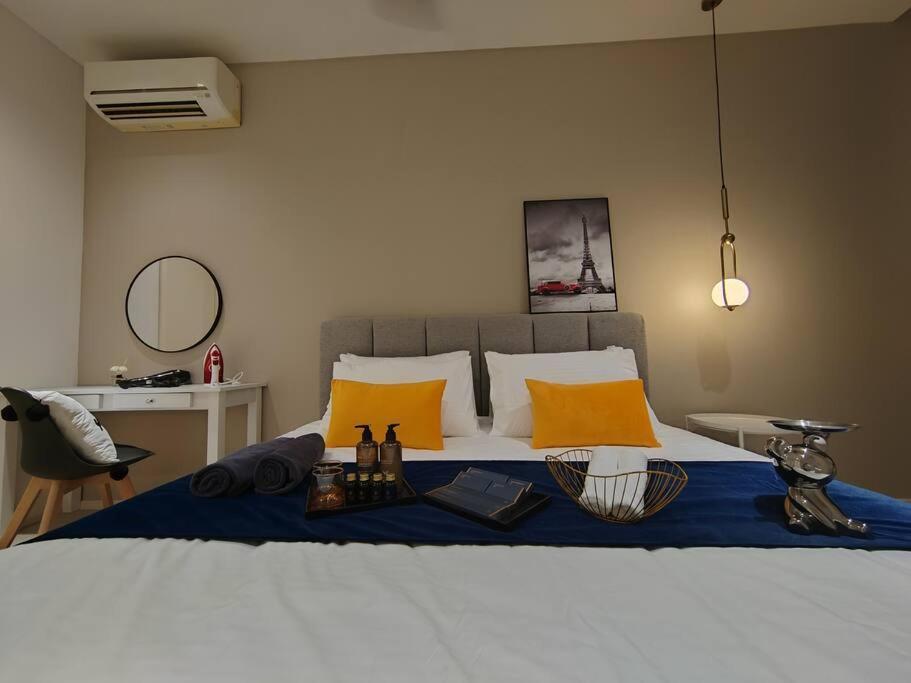 Arcoris Mont Kiara 7# Premium 2-bedroom With Balcony #1-4 Pax *