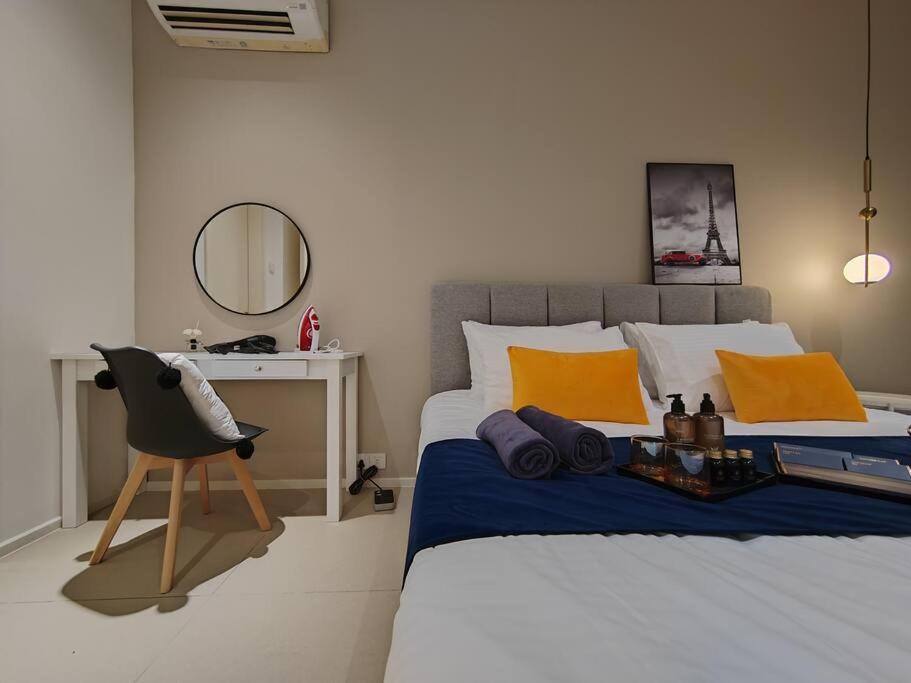 Pangsapuri Arcoris Mont Kiara 7# Premium 2-bedroom With Balcony #1-4 Pax Kuala Lumpur