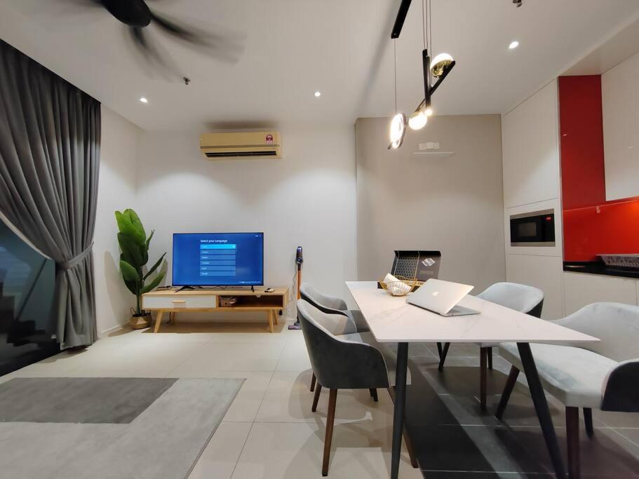 Arcoris Mont Kiara 7# Premium 2-bedroom With Balcony #1-4 Pax Pangsapuri