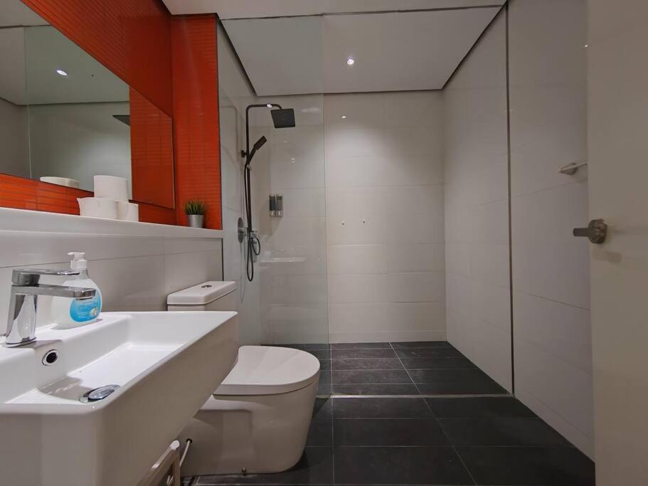 Arcoris Mont Kiara 7# Premium 2-bedroom With Balcony #1-4 Pax Kuala Lumpur