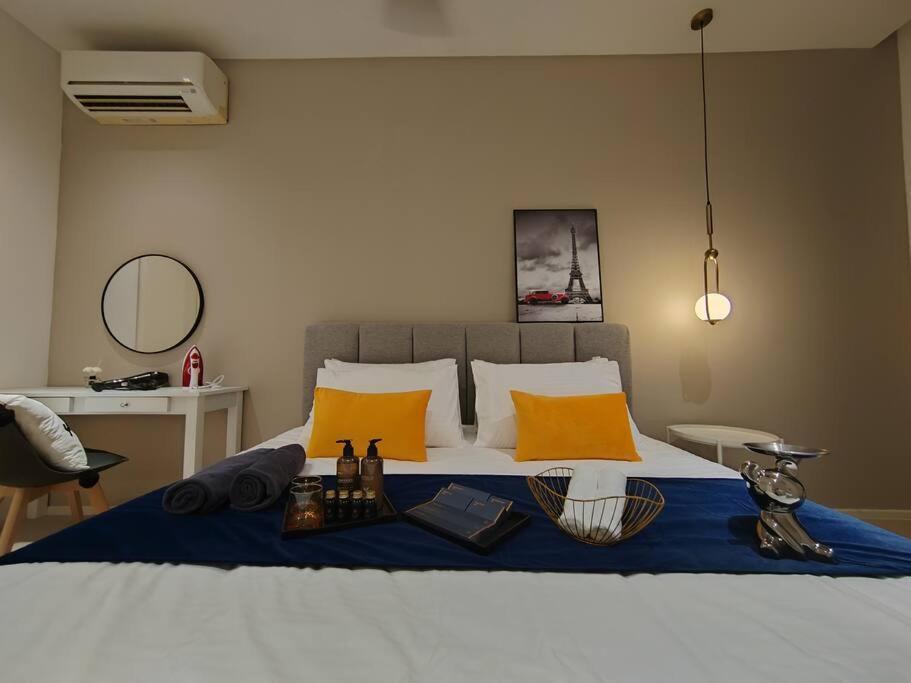 Arcoris Mont Kiara 7# Premium 2-bedroom With Balcony #1-4 Pax *