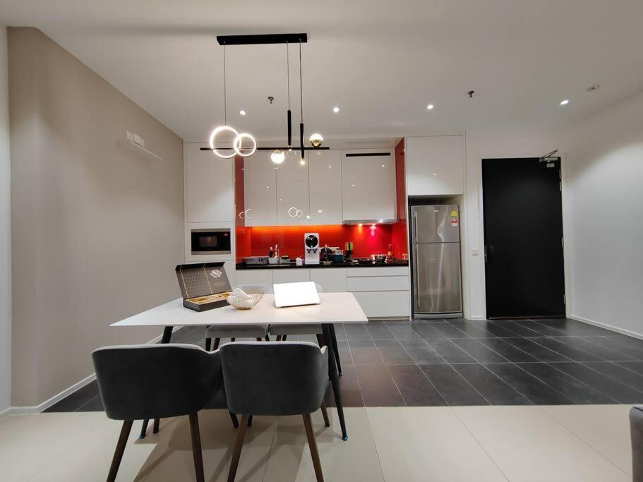 Arcoris Mont Kiara 7# Premium 2-bedroom With Balcony #1-4 Pax Pangsapuri *