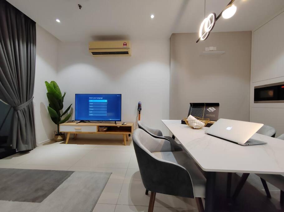 Arcoris Mont Kiara 7# Premium 2-bedroom With Balcony #1-4 Pax Kuala Lumpur