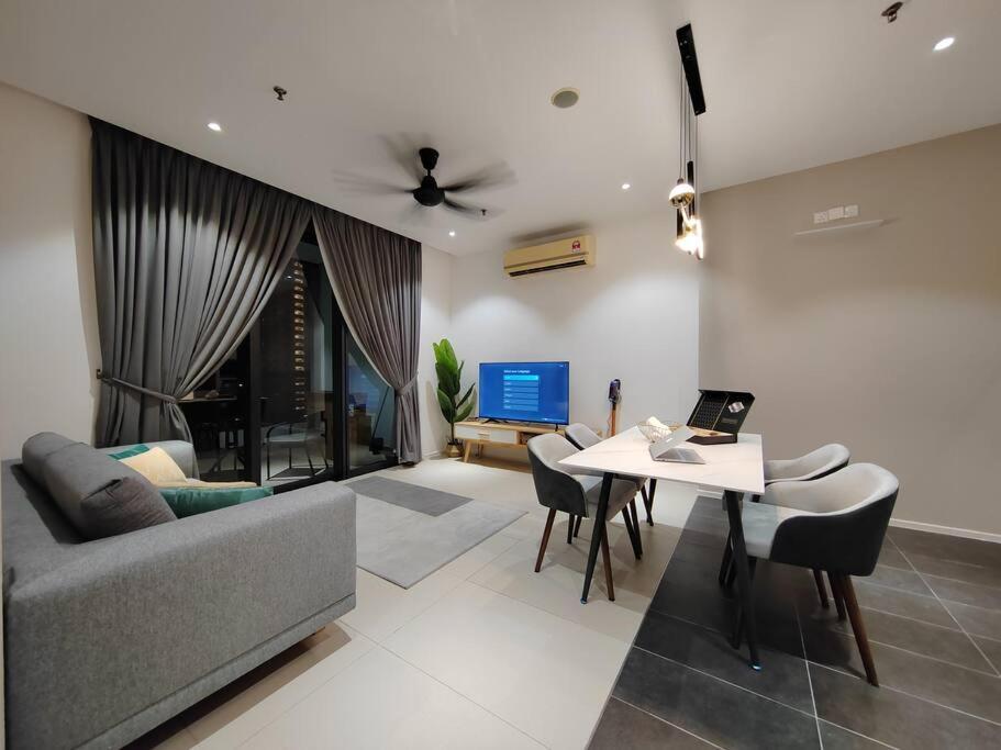 Arcoris Mont Kiara 7# Premium 2-bedroom With Balcony #1-4 Pax * Kuala Lumpur